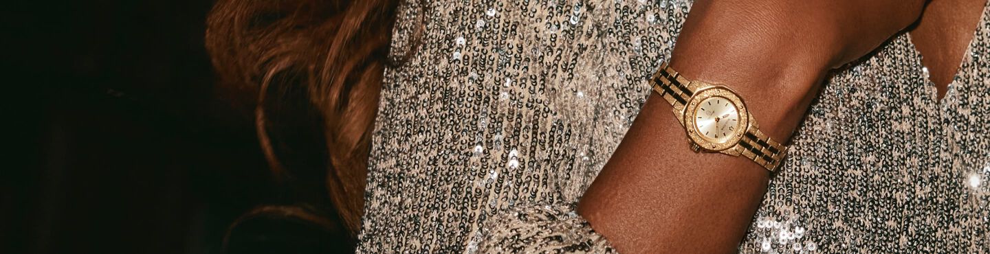 Femme portant la montre Marine Star , mod&egrave;le 97L192