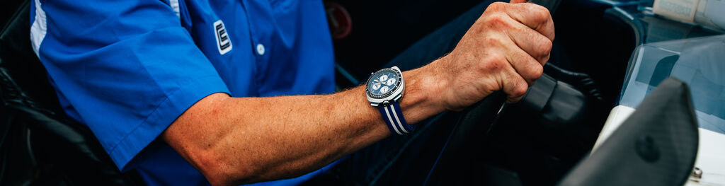Mettant en vedet la montre Shelby Racer Chronograph , modèle 98B452
