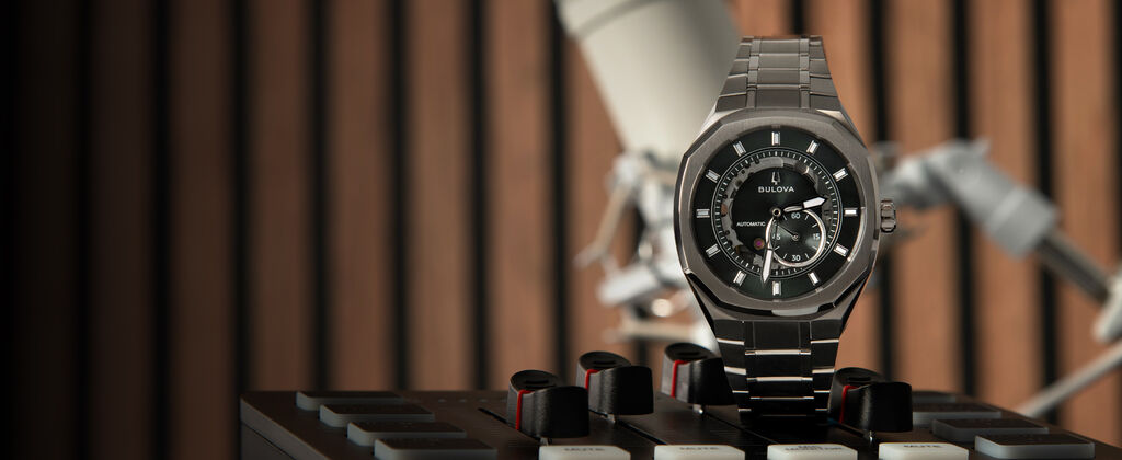 Mettant en vedet la montre Marc Anthony Surveyor , mod&egrave;le 96A346