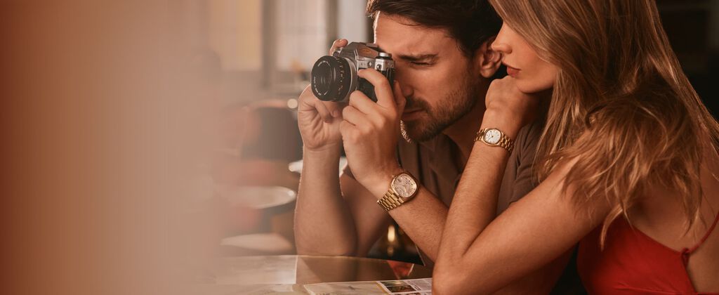 Couple portant la montre Super Seville et Super Seville Mini,  mod&egrave;le 97B223, 97L189