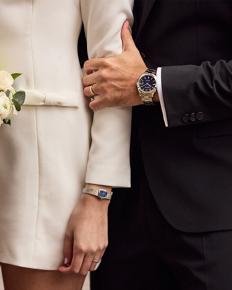 Couple portant la montre Goddess of Time watch, modèle 96L343 et Surveyor Watch Model 96B436
