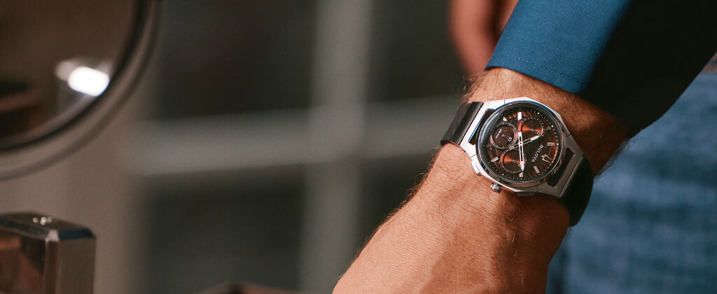 Mettant en vedet la montre CURV 10th Anniversary Edition &eacute;dition limit&eacute;e et exclusive , mod&egrave;le 96K117