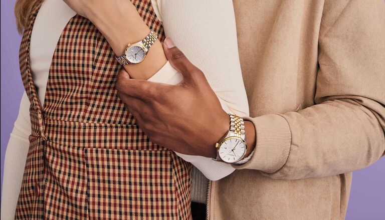 Couple portant la montre Caravelle Classic , mod&egrave;le 45B163 et 45M121
