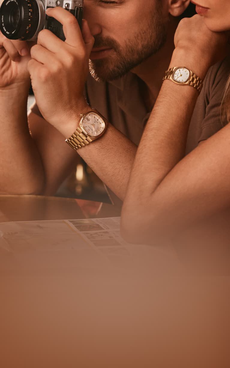 Couple portant la montre Super Seville et Super Seville Mini,  mod&egrave;le 97B223, 97L189