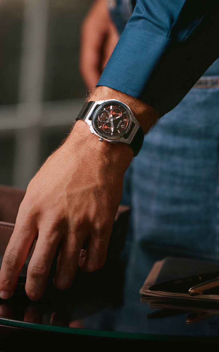 Mettant en vedet la montre CURV 10th Anniversary Edition &eacute;dition limit&eacute;e et exclusive , mod&egrave;le 96K117