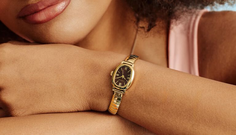 Femme portant la montre Caravelle Classic , mod&egrave;le 44L275