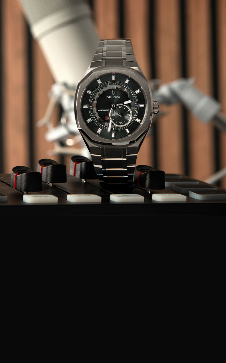 Mettant en vedet la montre Marc Anthony Surveyor , mod&egrave;le 96A346