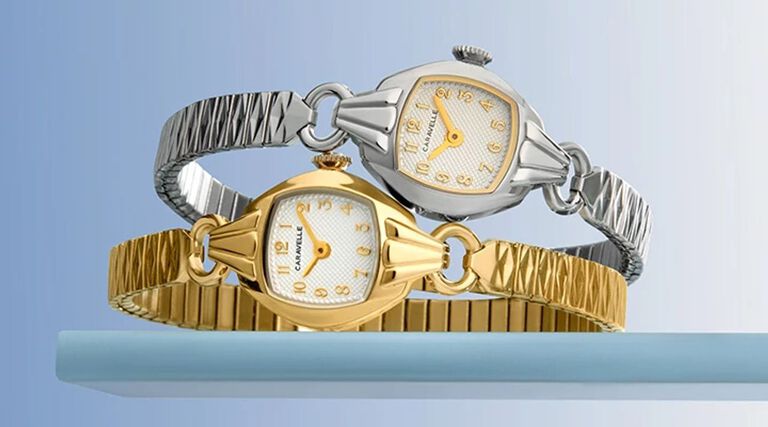 Femme portant la montre Caravell Classic , mod&egrave;le 43L225 et 44L267