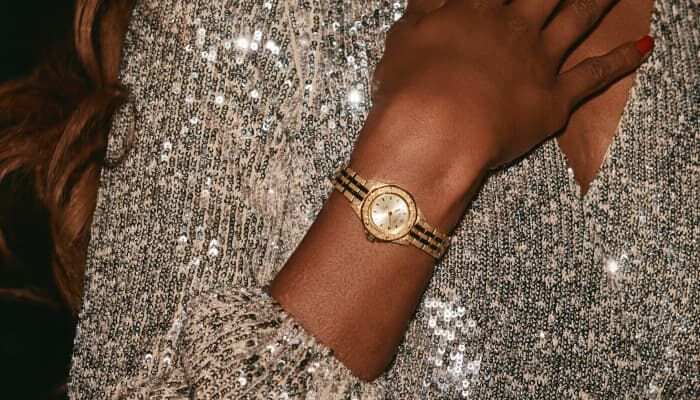 Femme portant la montre Marine Star , mod&egrave;le 97L192