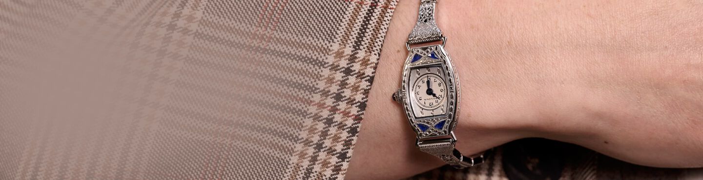 Mettant en vedet la montre Miss America , mod&egrave;le 96L340